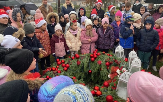“Kis koszorún gyertya ég – üljük hát körül! Ennyi tűz is épp elég annak, ki örül!”